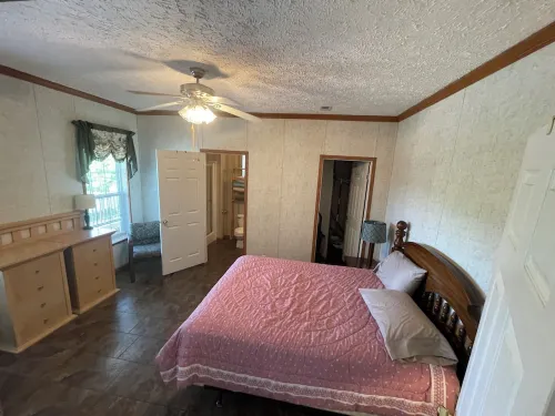 3-bedroom mobile home in delightful Delacroix with AC, WiFi Hotels in St. Bernard Parish