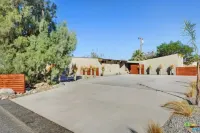 Palm Springs studio only 10 mins to downtown Hôtels à proximité de : Forever Marilyn