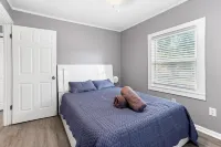 Cheerful 2BR - Patio - Backyard - Near Clearwater Beach 8th 아베 비치 액세스 주변 호텔