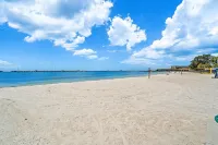 Beautifully renovated beach cottage!