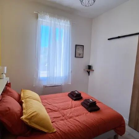 Nice 3 bedroom house near the port - parking/climate/terrace/playroom Отели в г. Ла-Сейн-сюр-Мер