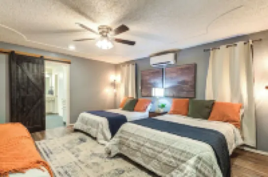 THE 806 - Sleeps 14+ - Perfect for BIG Groups