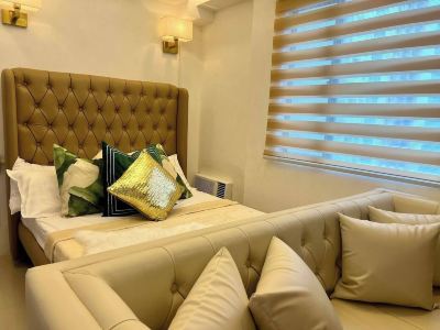 Condo Near Airport Okada MOA w/ 60 inch smart TV