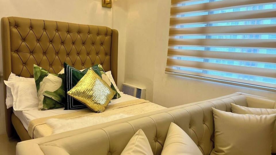 Condo Near Airport Okada MOA w/ 60 inch smart TV