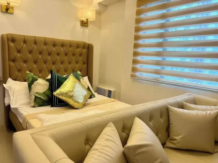 Condo Near Airport Okada MOA w/ 60 inch smart TV Отели рядом с достопримечательностью «Сейнт Джеймс Грэйт Пэриш»