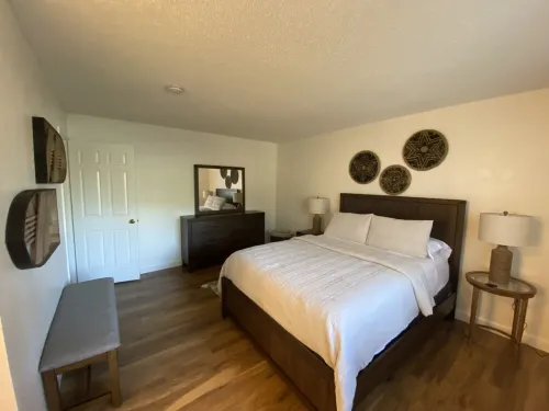 Modesto 2 Bdrm/2 Ba unit in gated area nr shopping, eateries, in unit wash/dryer - piscina