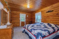 Cozy 3-bedroom cabin with WiFi and AC in tranquil Greenwood