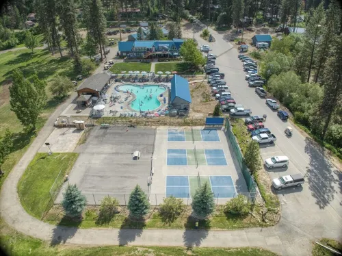 Cozy 4-bedroom cabin with WiFi, AC in charming Garden Valley