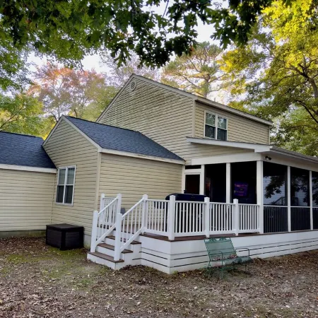 Charming 3-bedroom house with Screened deck, Community Bay/Pool Access and more!