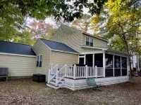 Charming 3-bedroom house with Screened deck, Community Bay/Pool Access and more!