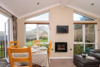 Ty Pren: Cosy Lodge with Panoramic Windows & Mountain Views