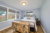 Cheerful & cozy farmhouse 2 bedroom home