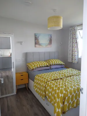 Fully refurbished chalet, sleeps 3, free parking nr Dartmouth