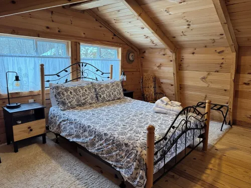 Cozy cabin on 30 acres just minutes from The Wilds with AC, WiFi