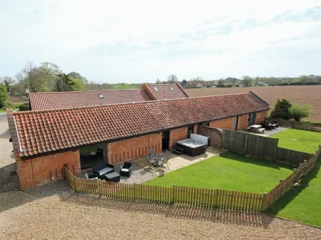 Dog and family friendly barn conversion with fully enclosed garden and hot tub