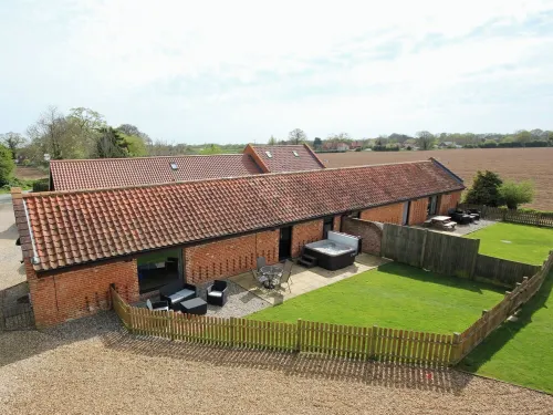 Dog and family friendly barn conversion with fully enclosed garden and hot tub