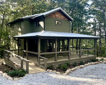 Fully Stocked Cabin Nestled Among the Trees in Tennessee Hoteles en Monteagle