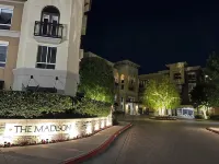 Luxury Modern Condo w/PS5, BOSE sound, UltraFast WiFi, Kingbed+Sofabed+65'' Tv's