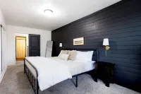 King Size Bed, Near Hwy, Work Desk, Parking Just A Few Feet Away