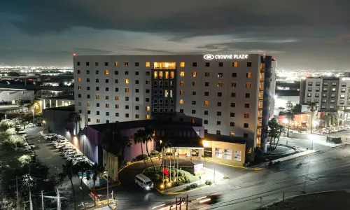 蒙特雷機場皇冠假日飯店