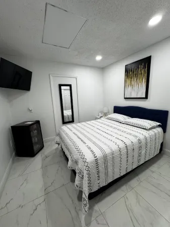 Chic studio with WiFi and AC in cool Tampa Отели в г. Ситрэс-Парк