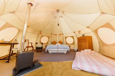 South Devon Luna Bell Tent College House附近的飯店