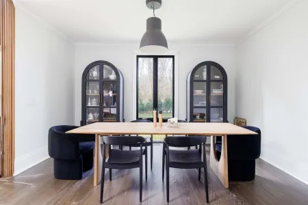 Hamptons-inspired home in the North Fork Отели в г. Мэттитак