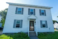 Charming 3-bedroom apartment with WiFi, AC in lovely Leominster