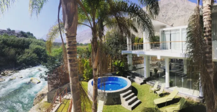 Riverfront house with private pool and garden Hotels in 