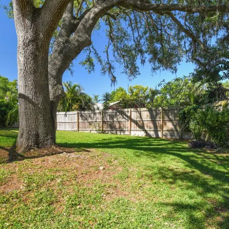 Heated Pool. 3-bedroom house 6.5 miles to honeymoon Island