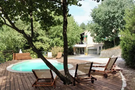 Large garden with swimming pool. Отели в г. Сен-Жели-дю-Феск