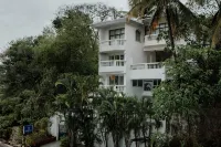 Ocean Suite Hotels near Dona Paula Beach