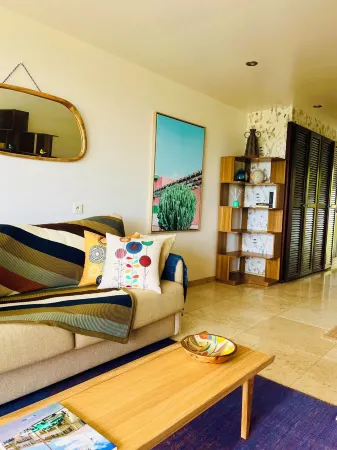 NEW Chic, relaxed studio in Mont Vernon, overlooking beach and pool.