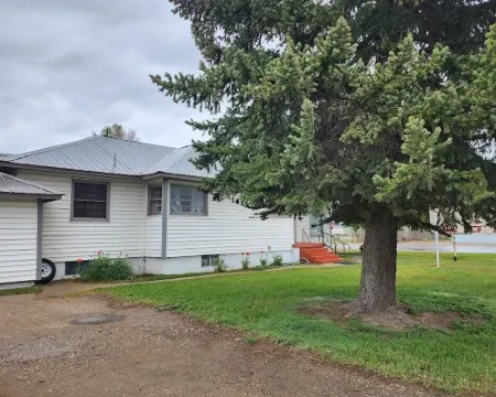 Downstairs apt, 2 beds, 3/4 bath, kitchen, washer/dryer.  Walk to restaurants. Hotels in Craig