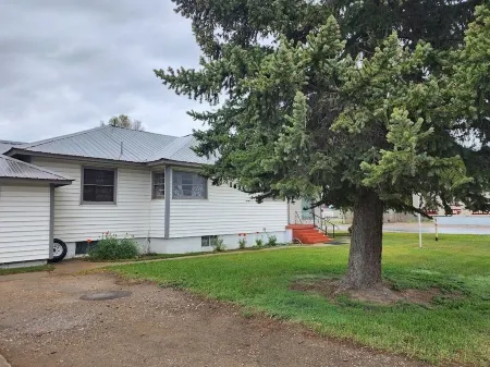 Downstairs apt, 2 beds, 3/4 bath, kitchen, washer/dryer.  Walk to restaurants. Отели в г. Крейг