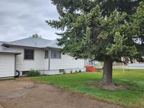 Downstairs apt, 2 beds, 3/4 bath, kitchen, washer/dryer.  Walk to restaurants. Hotels in Craig