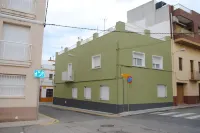 Comfortable and central ground floor at 400 m from the beach (ideal for family with children) Hôtels à : Sant Carles de la Ràpita