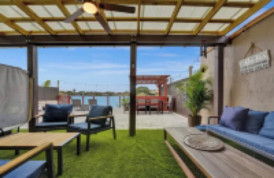 Charming 3-bedroom lake house with hot tub and kayaks located near Dania Beach