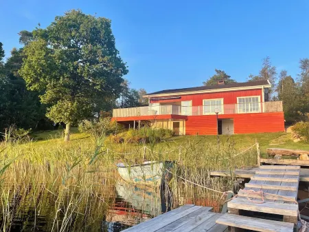 Lake House Retreat with a Dock, Boat & Guesthouse Отели в г. Трольхеттан