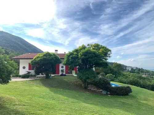 Spacious house nestled in the green Euganean Hills near Padua.