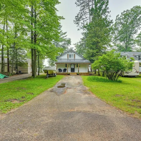 Cozy Waterfront Hale Cottage on Long Lake!