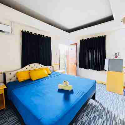 Mangos Beachfront Resort Rooms