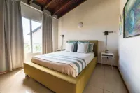 Eagle Beach Luxury House, Walking Distance to the Beach - balcony