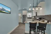 距主街六分鐘的現代小屋帶熱水浴缸