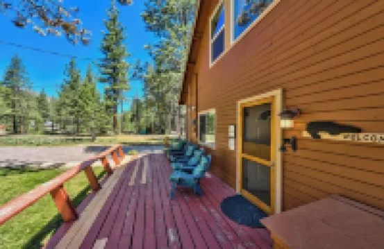 Hot Tub, Riverfront Chalet Family & Dog Friendly on Acre Near 3 Ski Areas, Sled