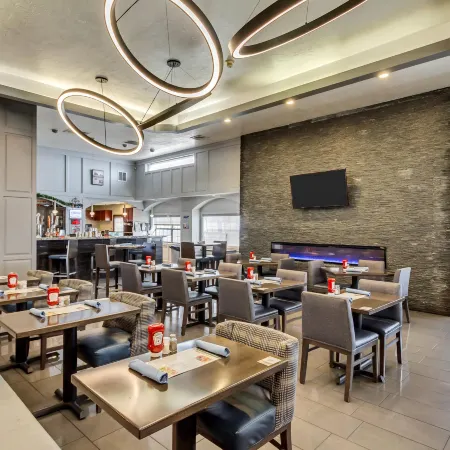 Radisson Hotel Salt Lake City Airport Отели рядом с Аэропорт Солт-Лейк-Сити