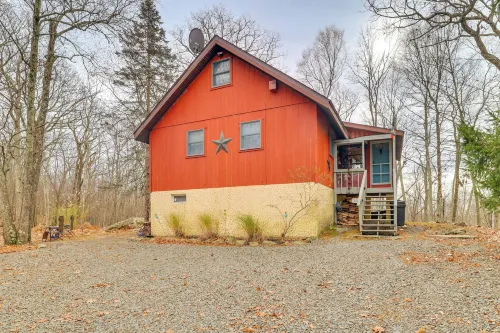 Secluded Cresco Cabin w/ Deck + Forest Views! - Parkplatz