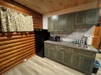 Charming log cabin on gravel back road with peace, quiet, all amenities of home