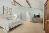 Shuttle to Village/lifts5 miles to base! Cozy Chalet!