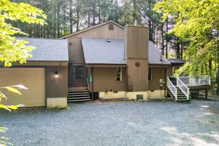 Lakeshore Oasis by Avantstay Private Beach, Views, Hot Tub, Volleyball